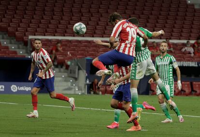 Diego Costa, en el remate que supuso el gol del triunfo del Atlético.