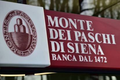 Imagen de un cartel del banco italiano Monte dei Paschi di Siena. 