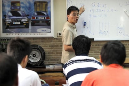 El profesor Liu con sus alumnos chinos en la autoescuela Doñana.