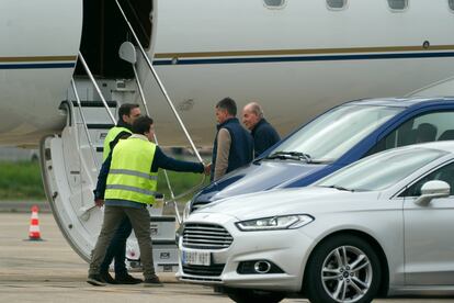 El rey emérito, Juan Carlos I, llega al avión privado que le llevaría a Abu Dabi desde Vitoria, el pasado 25 de abril.