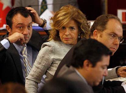 De izquierda a derecha, los concejales del PP Manuel Cobo, Ana Botella, Juan Bravo y Pedro Calvo (en primer término), durante el pleno de ayer.