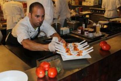 Un miembro de la cocina de José Andrés,   probablemente el máximo representante de la cocina española en Estados Unidos, sirve un plato de Gambas al ajillo durante un evento en la sede del International Culinary Center de el SoHo en Nueva York (EE.UU.). EFE/ Archivo