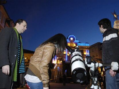 Reunión de astronomía en la Praza Maior de Ourense el viernes pasado.