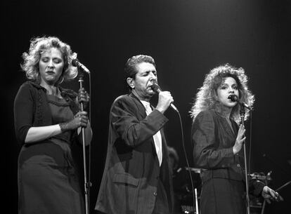 El poeta y cantautor canadiense Leonard Cohen, durante su actuación en el Palacio de los Deportes de la Comunidad de Madrid, dentro de las Fiestas de San Isidro, el 9 de mayo de 1988.