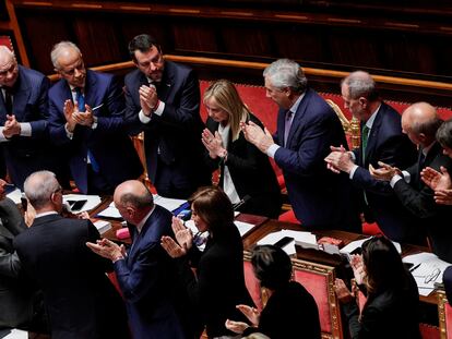 Giorgia Meloni, rodeada de miembros de su Gobierno, durante la sesión de investidura en el Senado esta semana.