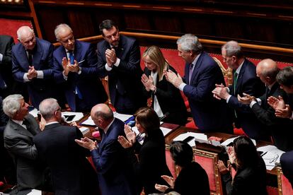 Giorgia Meloni, rodeada de miembros de su Gobierno, durante la sesión de investidura en el Senado esta semana.