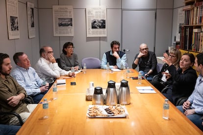 La directora de EL PAÍS, Pepa Bueno, conversa con un grupo de lectores en Barcelona.