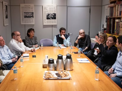 La directora de EL PAÍS, Pepa Bueno, conversa con un grupo de lectores en Barcelona.