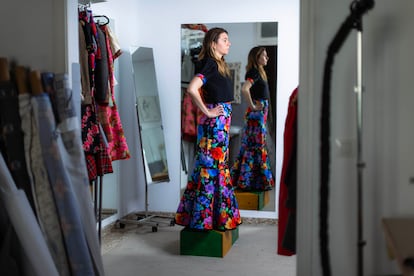 Nerea Fernández se prueba su vestido customizado de chulapa en el estudio de moda Carmen 17.