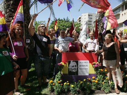 Unas 500 personas piden en Elche respeto a la memoria de 'Pasionaria'