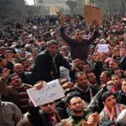 Varios ciudadanos egipcios protestan en el centro de El Cairo