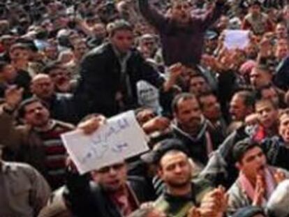 Varios ciudadanos egipcios protestan en el centro de El Cairo