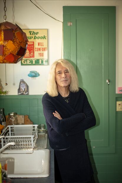 Lucy Sante, artista, escritora y cronista en la cocina de su casa de Kingston.