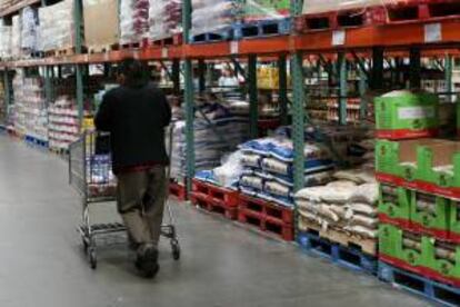 En la imagen, un comprador pasa al lado de una góndola con sacos de arroz en un almacén de la cadena Costco en La Mesa, California (EEUU). EFE/Archivo