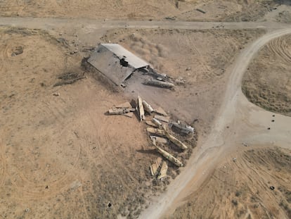 Aviones de guerra sirios, dañados en la base militar de Mezzeh, en las afueras de Damasco.