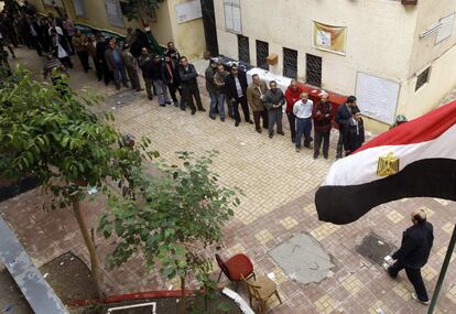 Un grupo de egipcios espera pacientemente a las puertas de un colegio electoral de El Cairo.