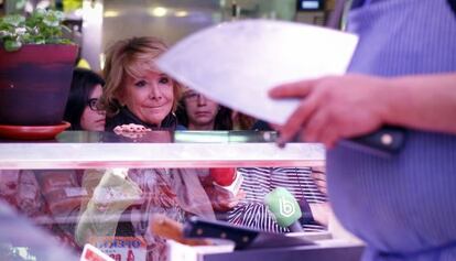 Esperanza Aguirre, ayer durante su visita al mercado Maravillas.
