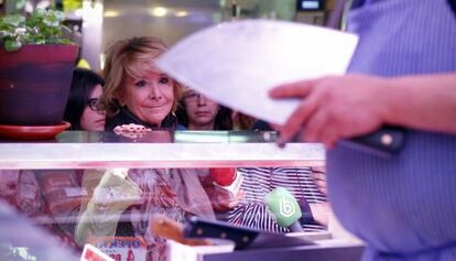 Esperanza Aguirre, ayer durante su visita al mercado Maravillas. 