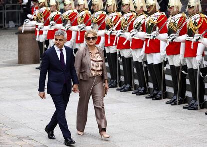 El alcalde de Londres, Sadiq Khan, y su esposa Saadiya a su llegada a la catedral de San Pablo.