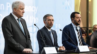 Los ministros de Interior de Alemania, Austria e Italia durante una rueda de prensa en el Consejo de Ministros de Justicia e Interior en Innsbruck.