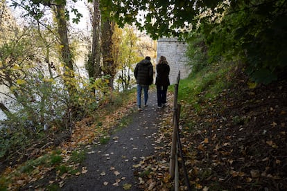 Dos participantes del retiro dan un paseo junto al Duero.