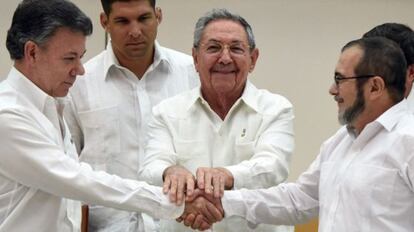 De izquierda a derecha, el presidente Juan Manuel Santos, Ra&uacute;l Castro, presidente de Cuba y Timochenko, l&iacute;der de las FARC