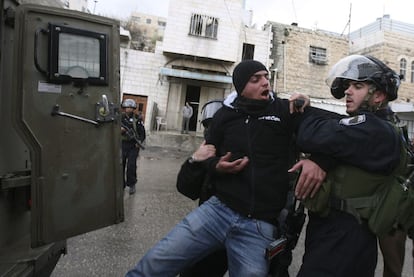 Un joven palestino es arrestado por unos soldados israelíes durante un acto de protesta para pedir la reapertura de la calle Shuhada, después de la oración de los viernes en la localidad cisjordana de Hebrón.