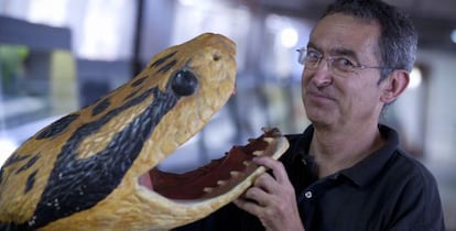 Manel Arest&eacute; bromea con una serpiente de carton en el terrario. 