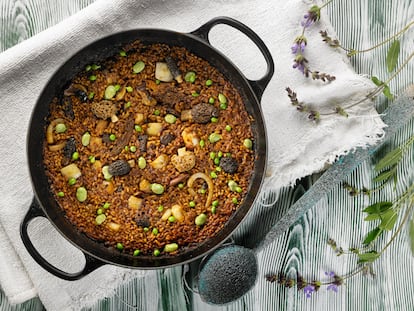 Arroz seco con habas, guisantes, calamares y colmenillas, perteneciente a 'Comer setas', de Llorenç Petràs (Editorial Planeta Gastro). 