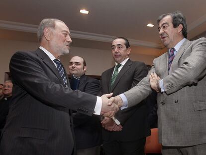 Cascos (a la derecha) saluda al nuevo delegado del Gobierno, Gabino de Lorenzo.