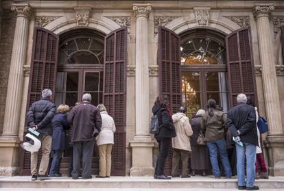 Sólo están abiertos los jardines, pero los visitantes tienen más curiosidades.