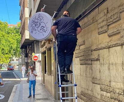 Personal del Ayuntamiento de Valladolid retira una instalación artística en Valladolid.