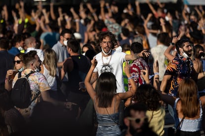 Jóvenes sin mascarillas ni distancia de seguridad, el sábado en el Cruïlla.