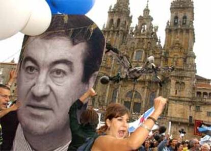 El acto central de la protesta ha sido el lanzamiento de una imagen del ministro al cielo.