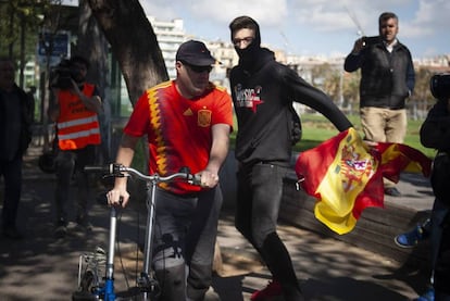 Un seguidor de Vox es acosado por un independentista el sábado en Barcelona.