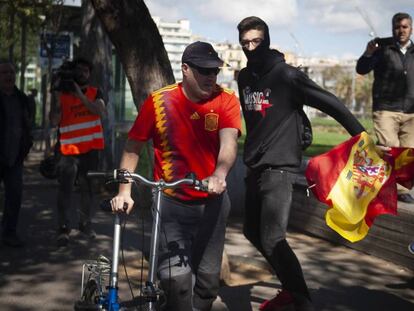 Un seguidor de Vox es acosado por un independentista el sábado en Barcelona.