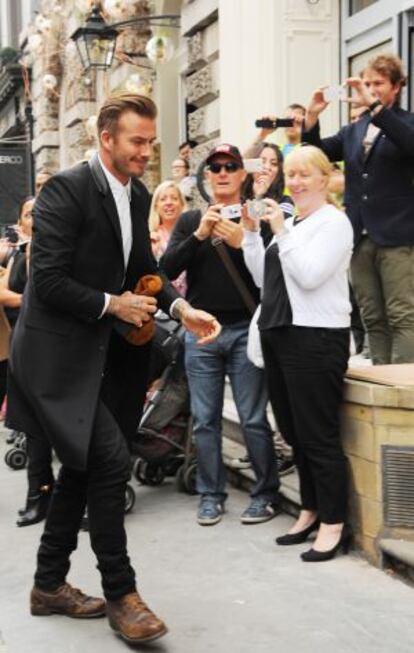 Aunque la diseñadora no ha asistido a su tienda porque se encuentra en Londres, sí lo ha hecho su marido, David Beckham.