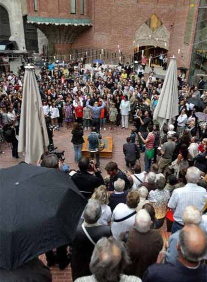 Los asistentes durante la interpretación del <i>Cant de la senyera</i>.