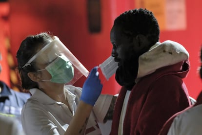 Health workers attend to a group of migrants who arrived in the port of Arguineguín in Gran Canaria last April.