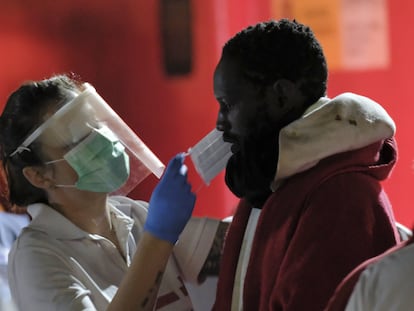 Health workers attend to a group of migrants who arrived in the port of Arguineguín in Gran Canaria last April.