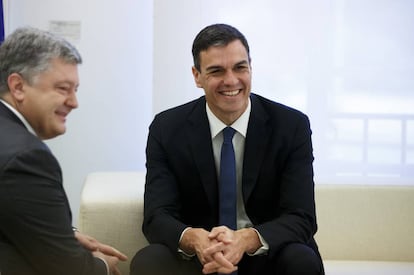 Traje oscuro, camisa blanca y corbata 'royal blue' es una apuesta habitual en Pedro Sanchez. En la imagen, durante su primer acto como presidente del Gobierno (el 4 de junio), junto al presidente ucraniano Petro Poroshenko en La Moncloa.