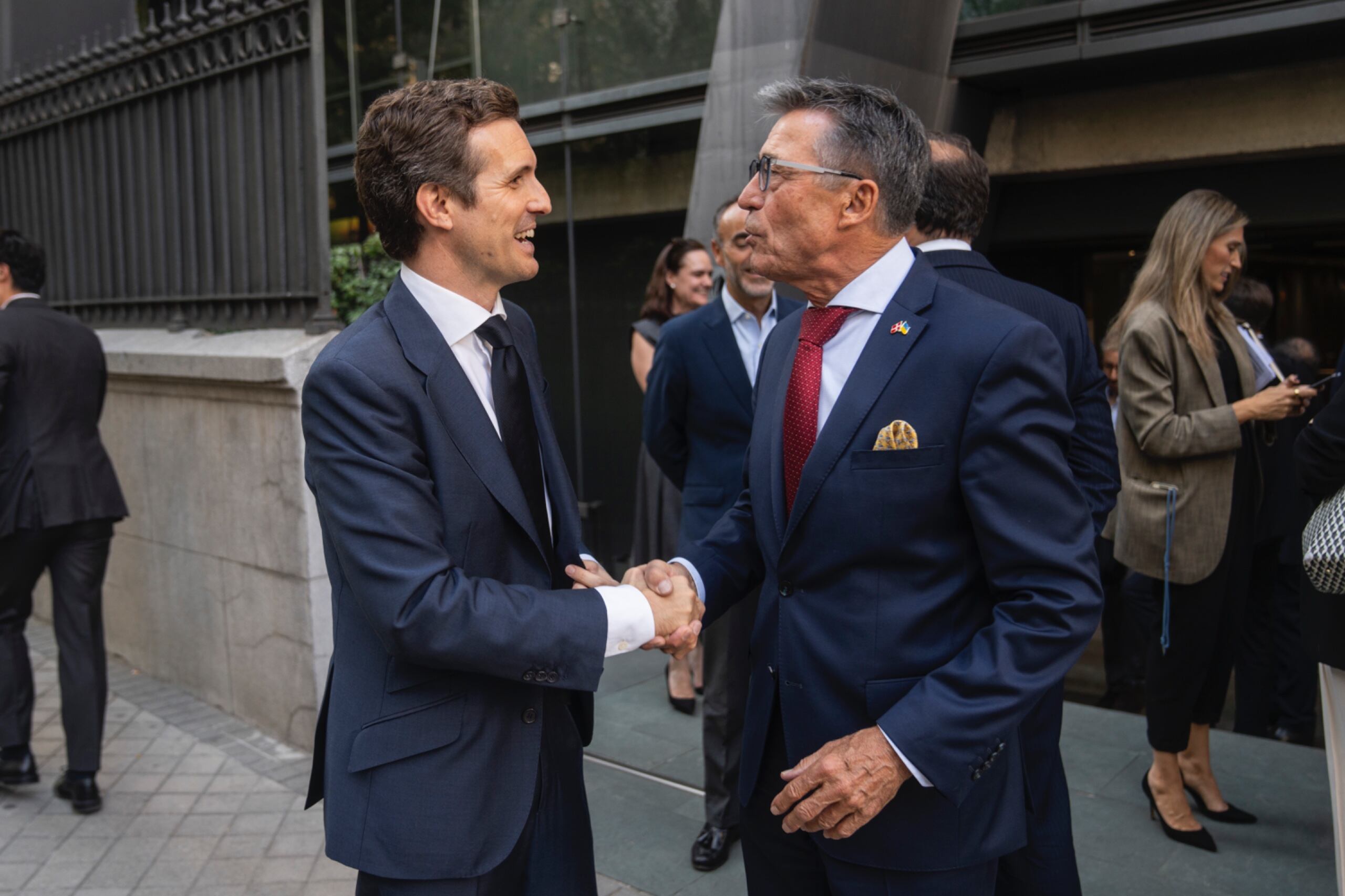 Pablo Casado, fundador del fondo Hyperion, da la mano al ex primer ministro danés y ex secretario general de la OTAN, Anders Fogh Rasmusenn. Foto cedida por Hyperion.