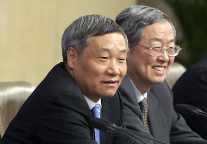 El hasta este s&aacute;bado jefe de la Comisi&oacute;n Reguladora del Mercado de Valores de China, Xiao Gang, junto al gobernador del banco central del pa&iacute;s, Zhou Xiaochuan.