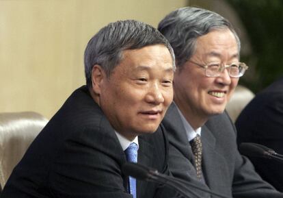 El hasta este sábado jefe de la Comisión Reguladora del Mercado de Valores de China, Xiao Gang, junto al gobernador del banco central del país, Zhou Xiaochuan.