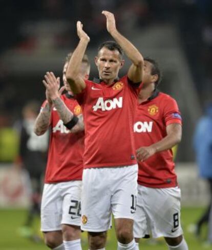 Giggs aplaude a los aficionados del Manchester United