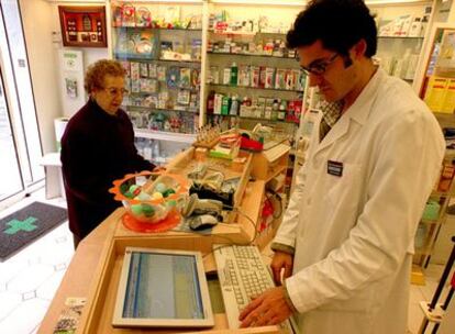 La farmacia de San Miguel, en Basauri, trabaja con la nueva receta.