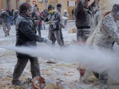 Batalla de Els Enfarinats en Ibi, Alicante, el 28 de diciembre.