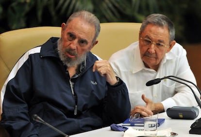 Fidel Castro atento al discurso junto a su hermano. Durante la ceremonia Raúl Castro anunció que se daba por concluido el proceso de excarcelamiento de presos 'contrarrevolucionarios' y agradeció a España su contribución en este asunto