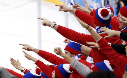 Aficionados durante el partido de hockey sobre hielo entre los Atletas Olímpicos de Rusia y Eslovenia en el Gangneung Hockey Centre, en Gangneung (Corea del Sur), el 16 de febrero de 2018.