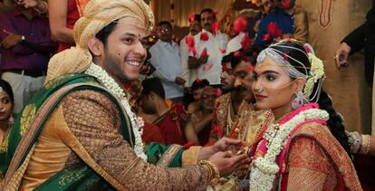 La hija de Gali Janardhan Reddy, Bramhani, se sienta con su novio, durante la boda.